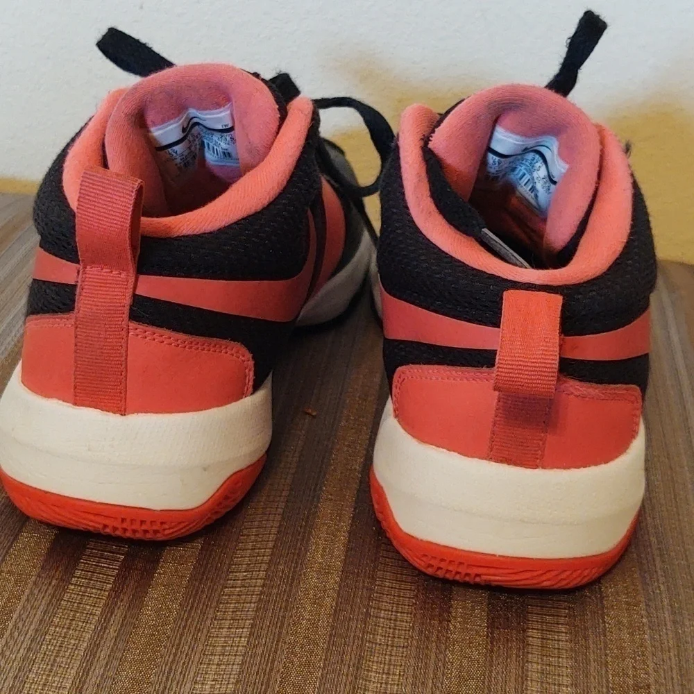Nike Boys Team Hustle Basketball Shoes